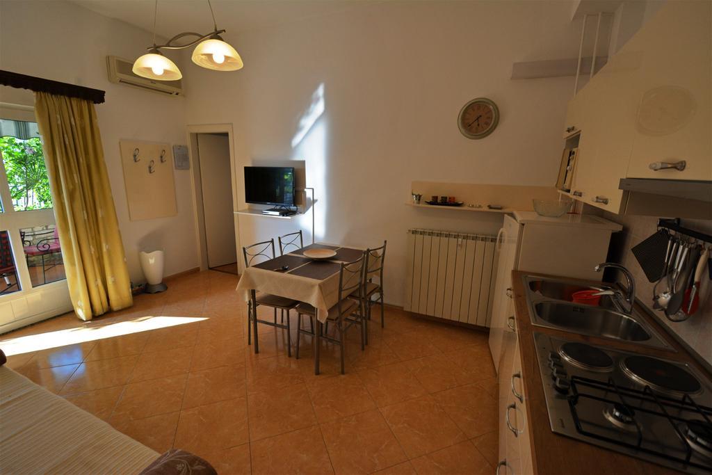 Apartments Nela Porec Esterno foto