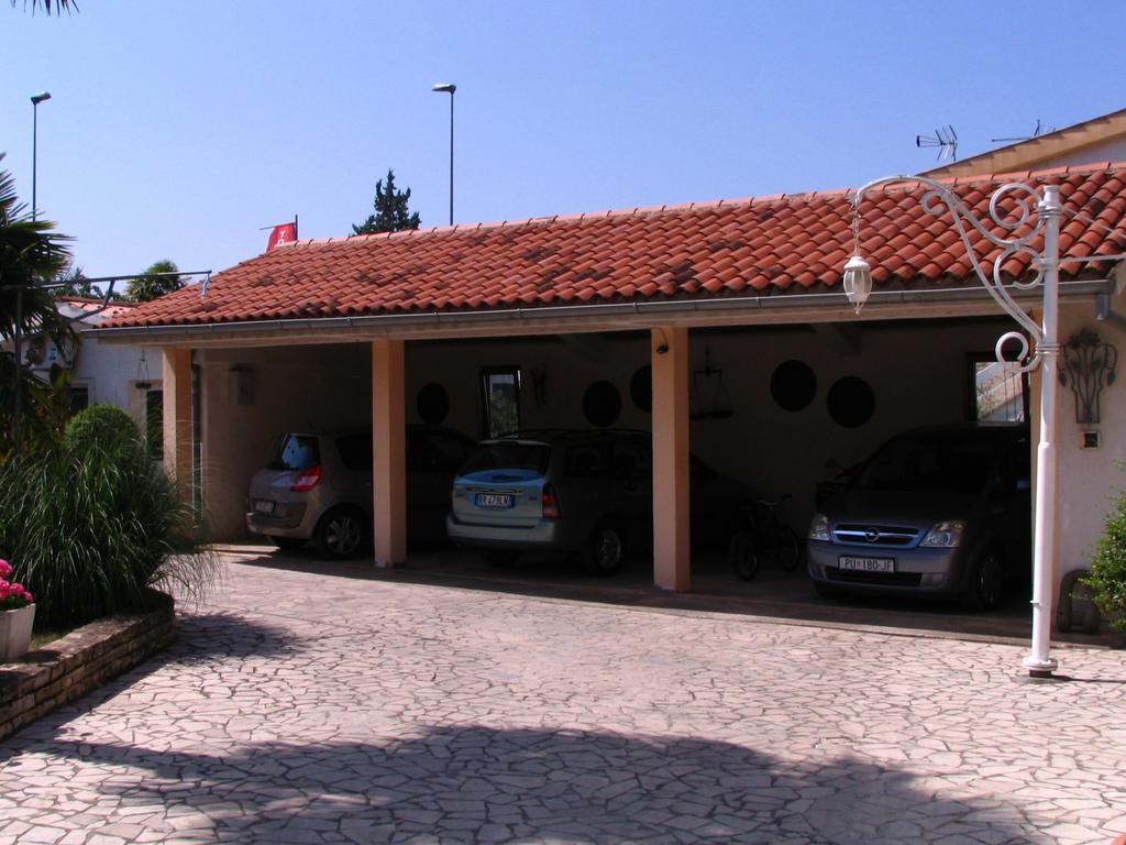 Apartments Nela Porec Esterno foto